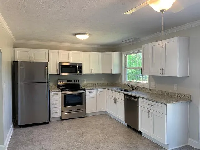 1420 Central Dr — Photo 5
