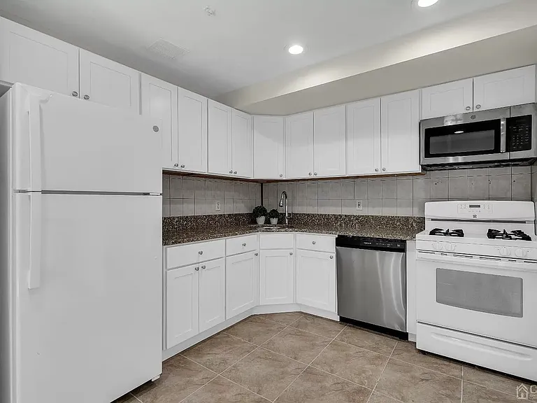 134 College Dr — Photo 4