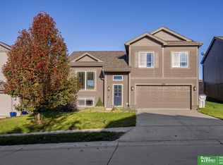 9154 Black St, Omaha, NE 68122