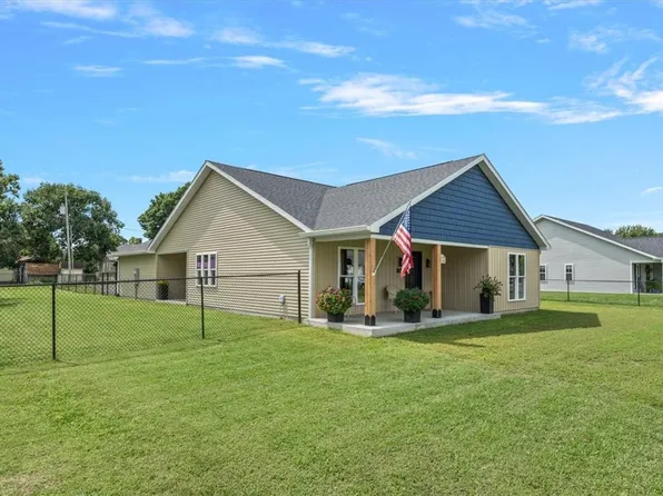 108 E North 2nd St, Findlay, IL 62534