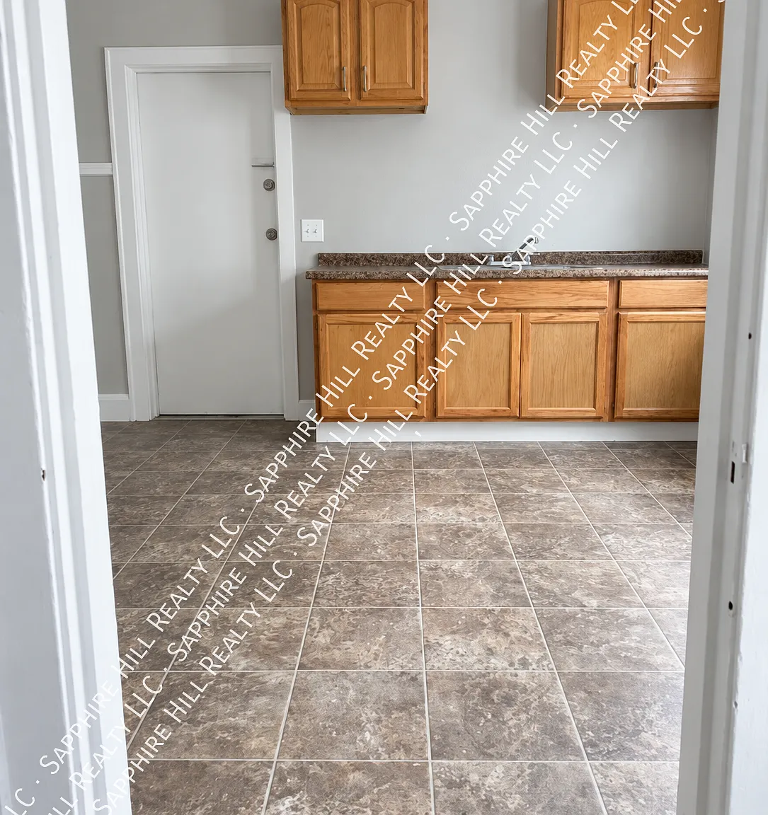 2 bed, $1,100 — Photo 4