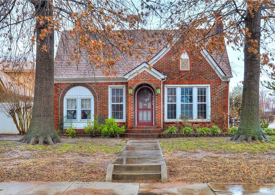 North Broadway classic- such charm, style, and elegance rarely found in todays cookie cutter floor plans.  Why be like everyone else, be the one that dances to the beat of your own drum. :)