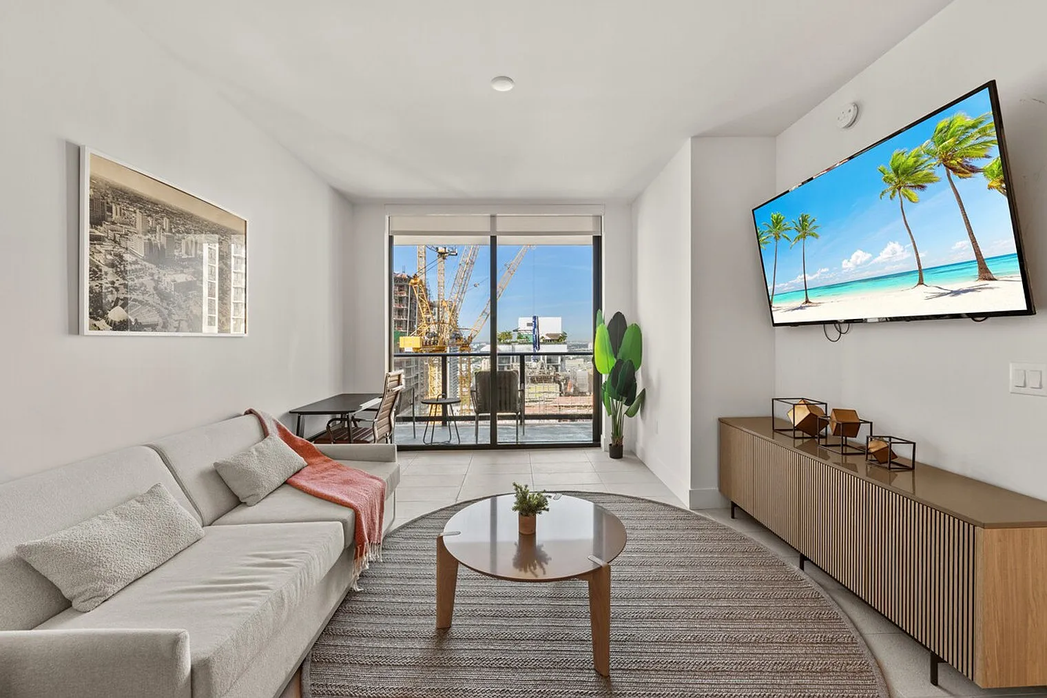 1 bed, 1.0 bath, 645 sqft, $4,121 — Photo 2