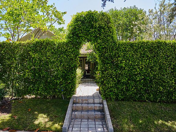 5th image of 564 N Beachwood Dr