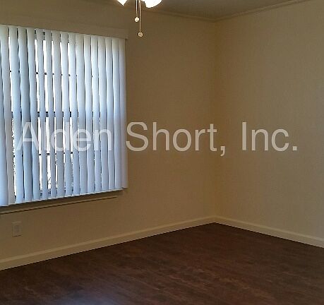 3rd image of 1516 Woodcrest Dr
