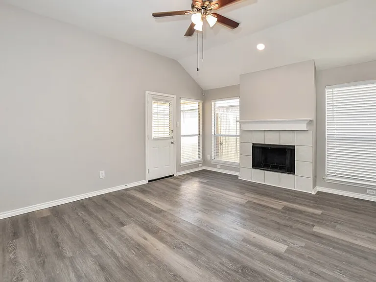 717 Rockett Ln — Photo 4