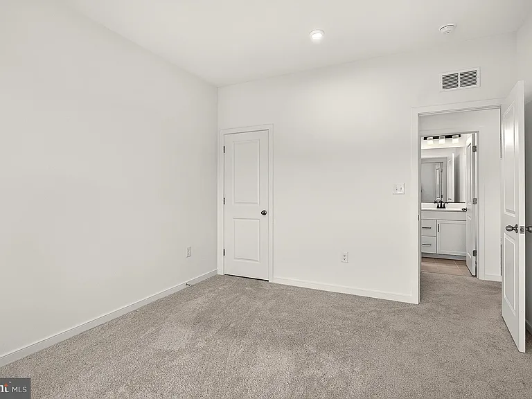 20957 Bluebird Sq — Photo 35