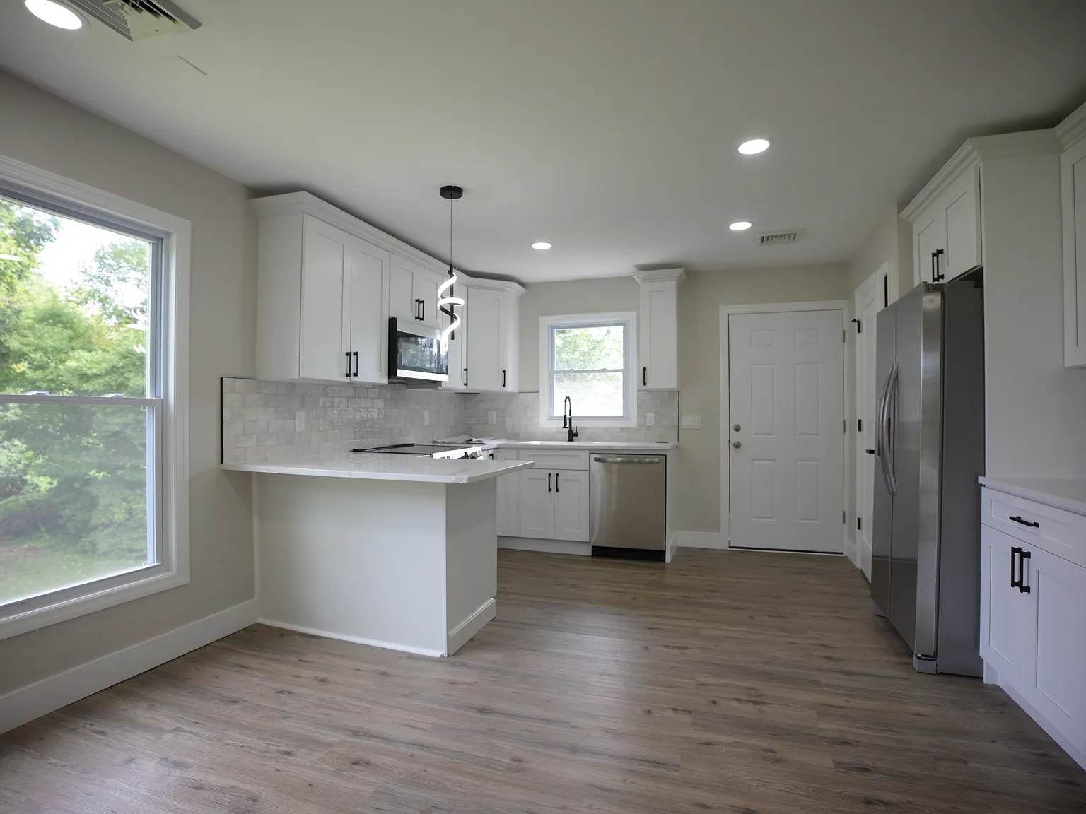 3 bed, 1200 sqft, $3,065 — Photo 3