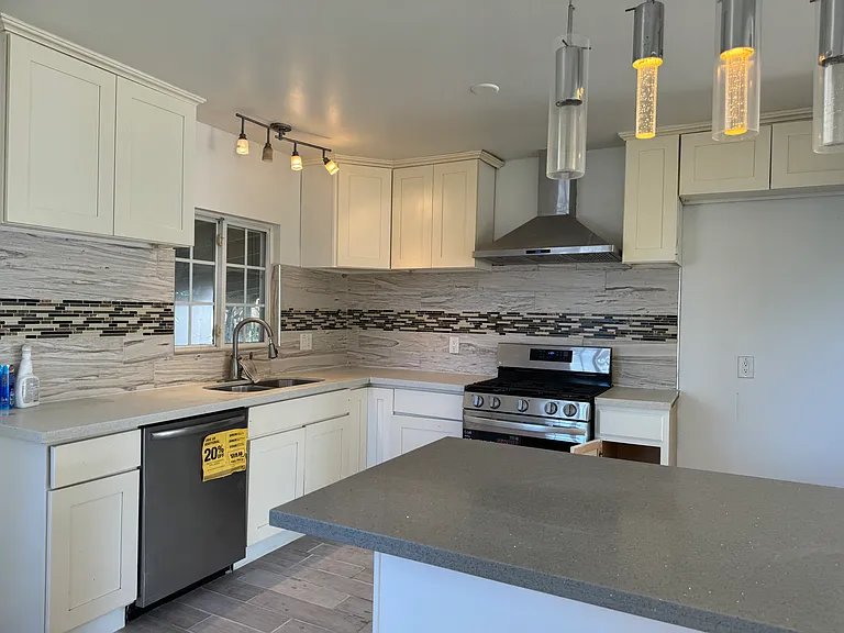 2101 S Sycamore St — Photo 1