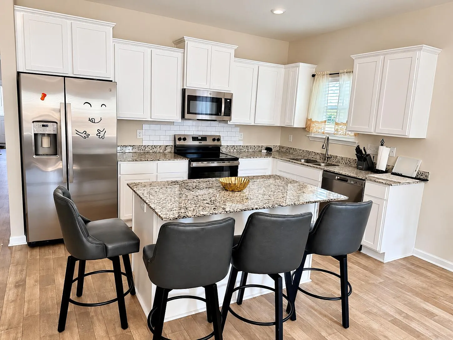 3 bed, 2.0 bath, 1480 sqft, $2,300 — Photo 2
