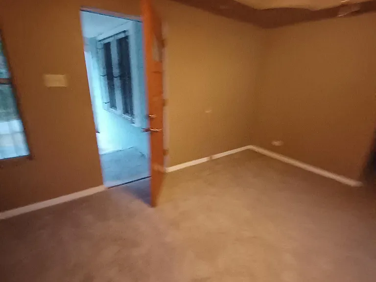 1718 Schley Ave — Photo 8