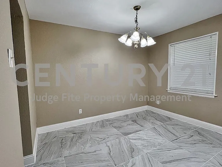 1914 W Northgate Dr — Photo 5