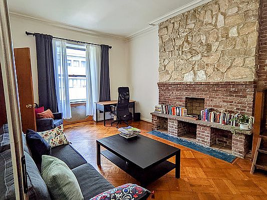 2nd image of 10 W 76th St APT 4A