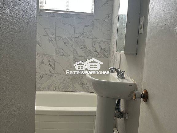 5th image of 114 NW College Ave #3