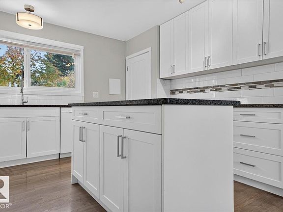 5th image of 265 Evergreen St