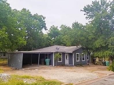 3rd image of 913 W Pecan St