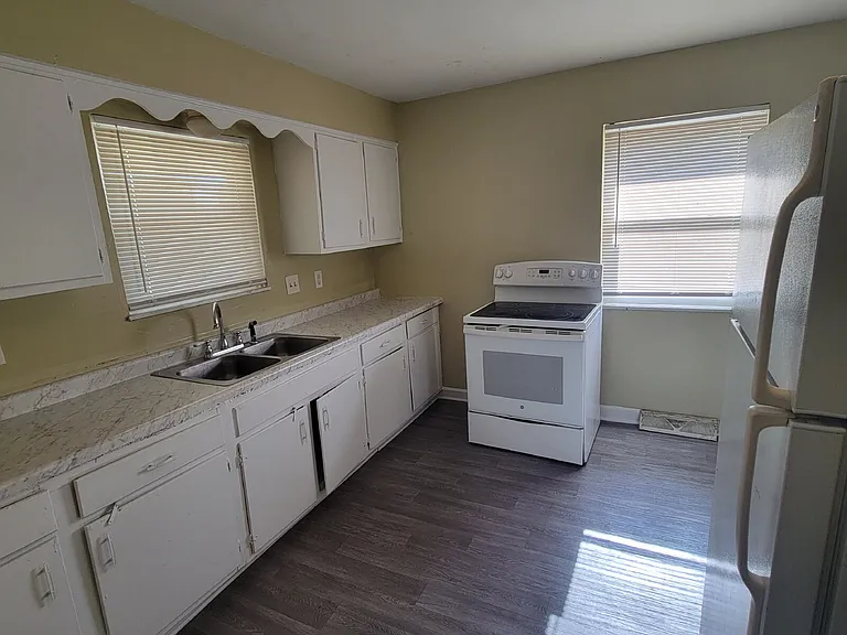1230 Taylor Dr W — Photo 3