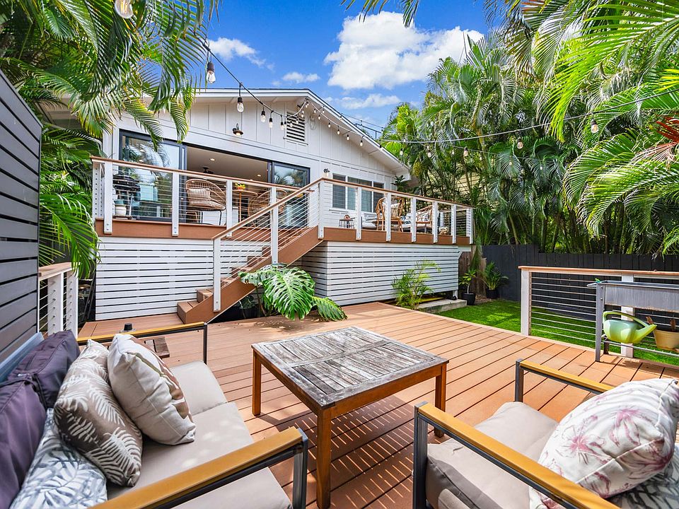 Welcome to 567E Kawailoa Road - an ultra-stylish 3 bed / 2 bath home (can be rented as a 4/3) newly remodeled with THE BEST kitchen and amazing outdoor spaces. Tons of natural lighting and AC throughout. Walk to all of the best Kailua has to offer!