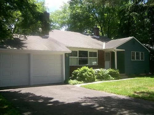 33 Manor Ln N photo 1