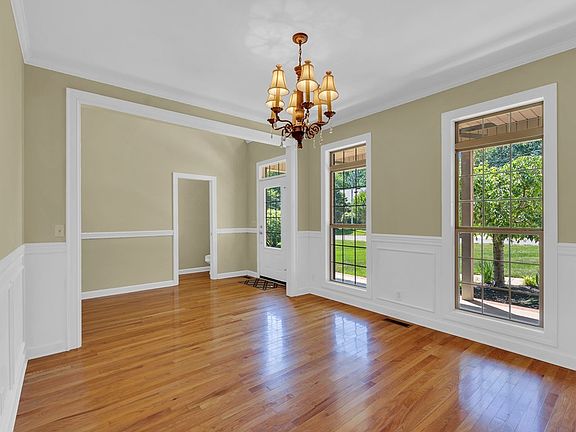 3rd image of 389 Avey Cir