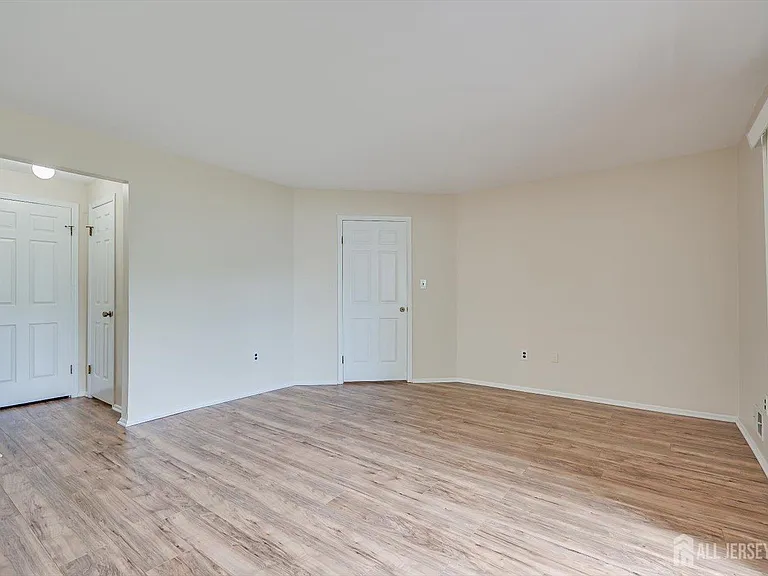 906 Montague Ave — Photo 13