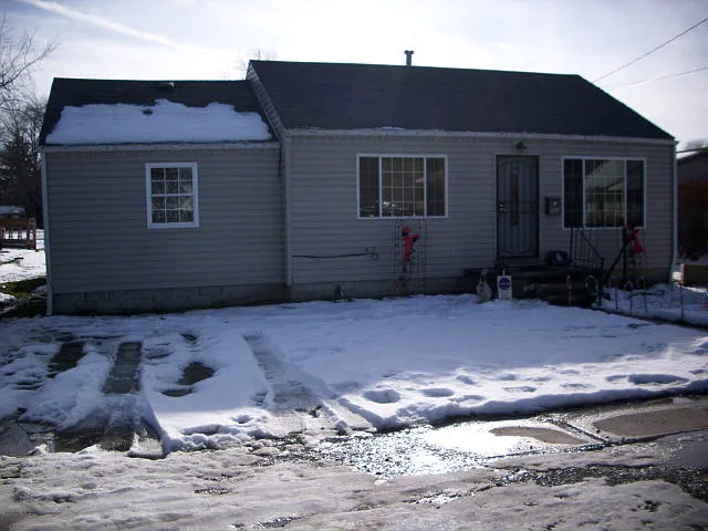 651 E Mark St photo 1