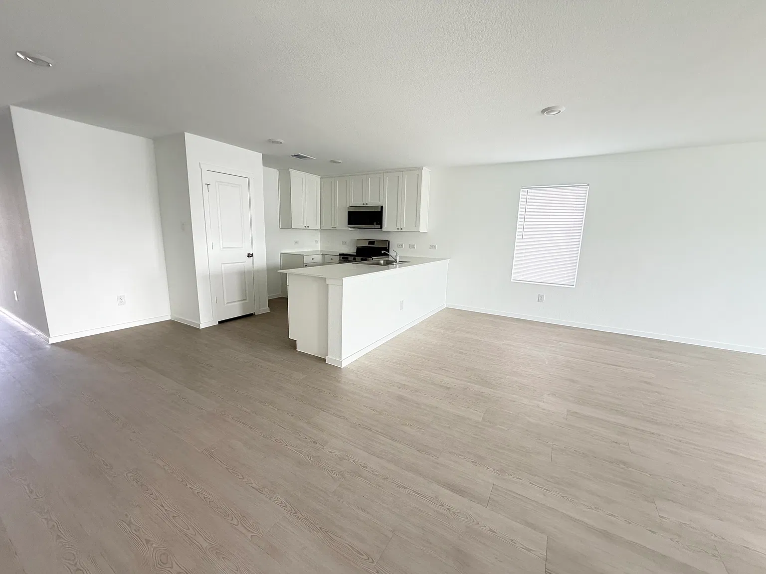 4 bed, 1985 sqft, $1,950 — Photo 2