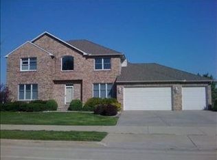 2901 Fox Creek Rd, Bloomington, IL 61705