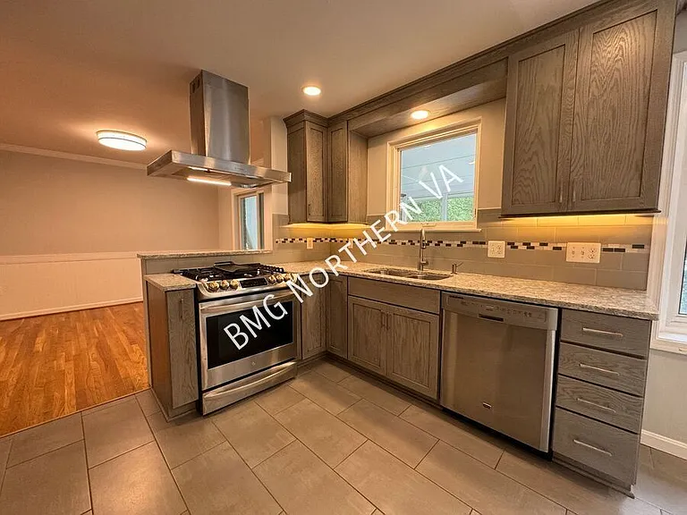 5406 Gainsborough Dr — Photo 10