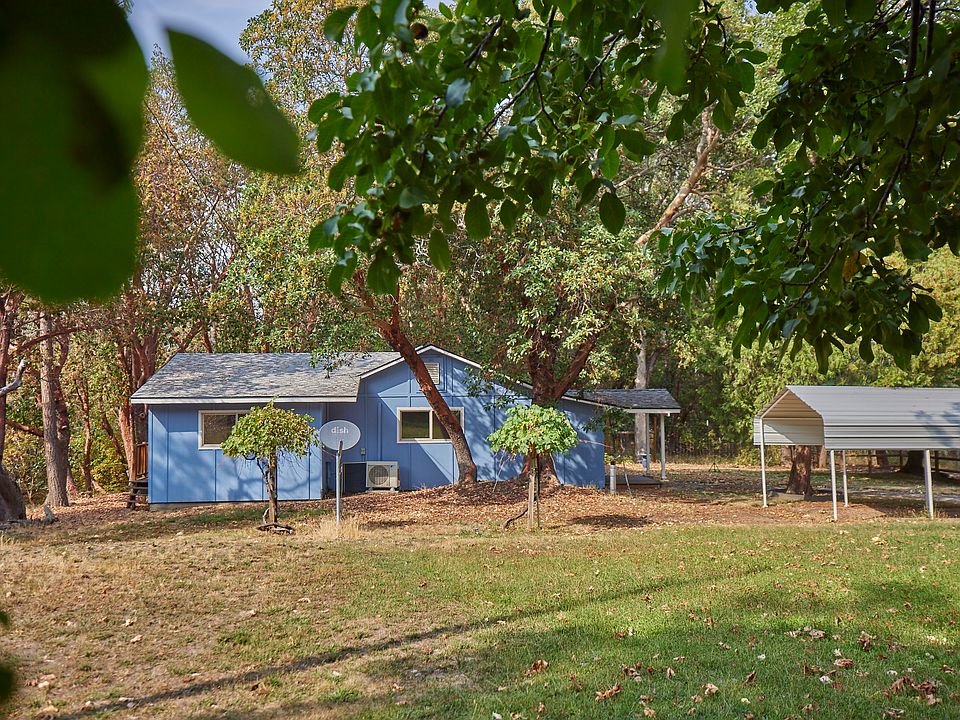 The side of the house (front lawn to the right, creek to the left)