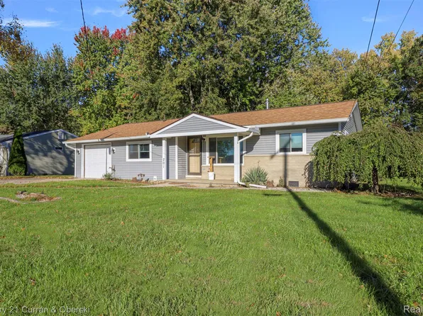 201 W Peterson Dr, Brighton, MI 48114