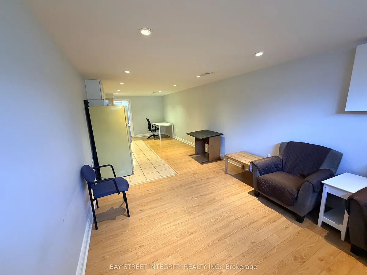 Building Photo - 59 Christina Cres #BASEMENT