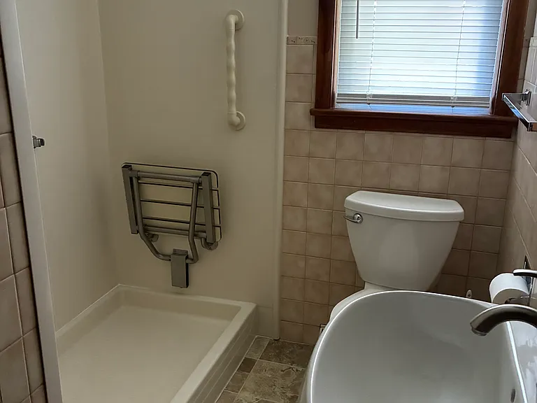 211 Lincoln Dr — Photo 5