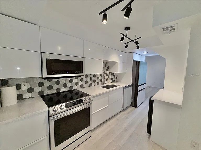 3707 Pine Cone Cir — Photo 5