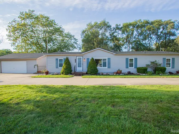 2109 Kendall St, Algonac, MI 48001