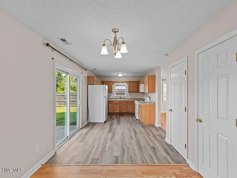 303 Mann St — Photo 10