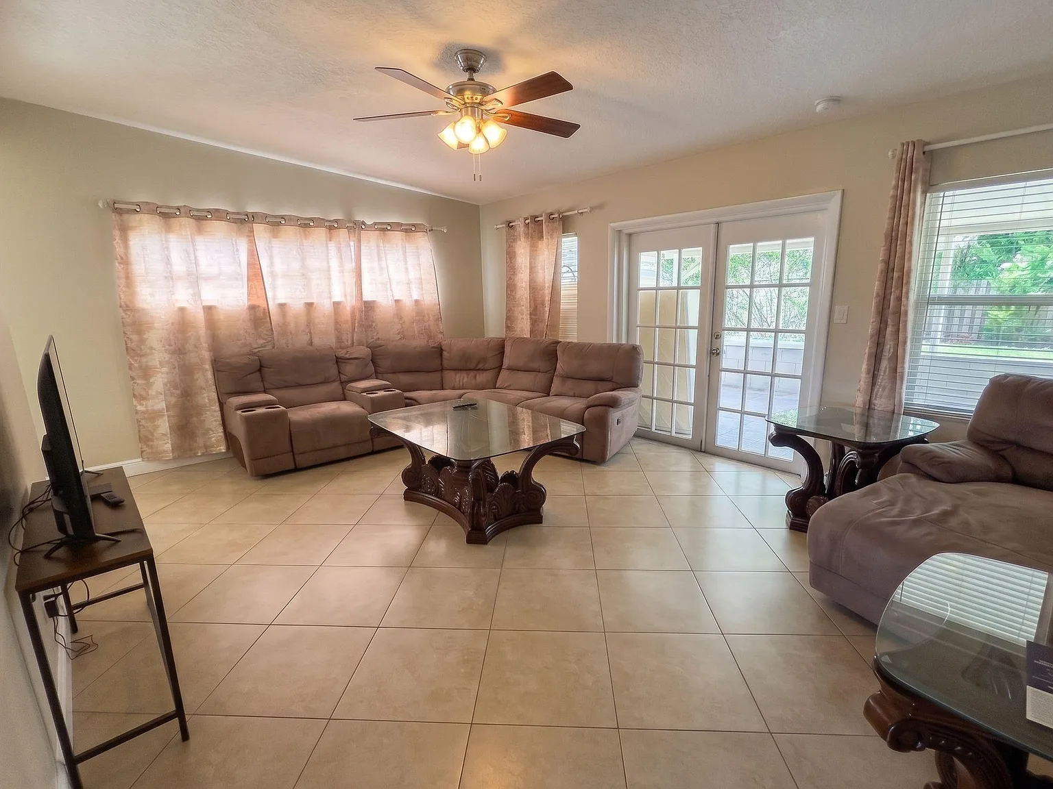 1 bed, 1.0 bath, 1227 sqft, $1,364 — Photo 4