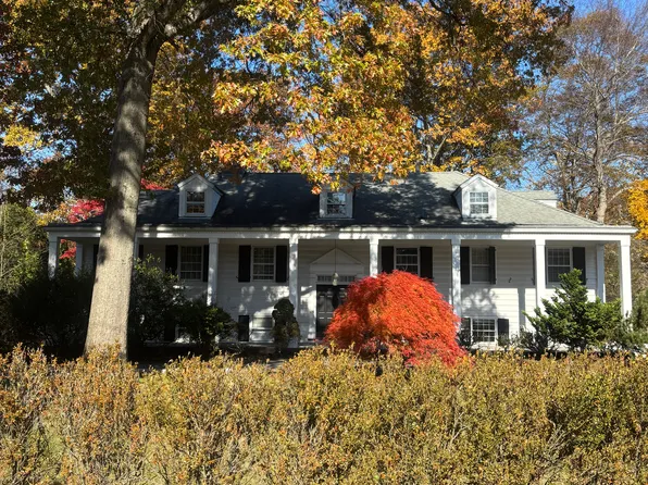 376 Lakeview Dr, Wyckoff, NJ 07481