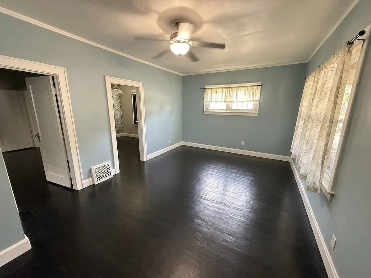 2 bed, 1.0 bath, $1,100 — Photo 2