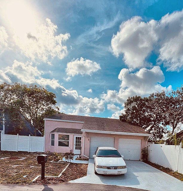 1st image of 3 Paxford Ln