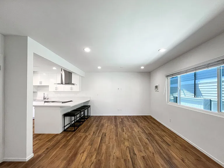 2118 Carnegie Ln — Photo 9