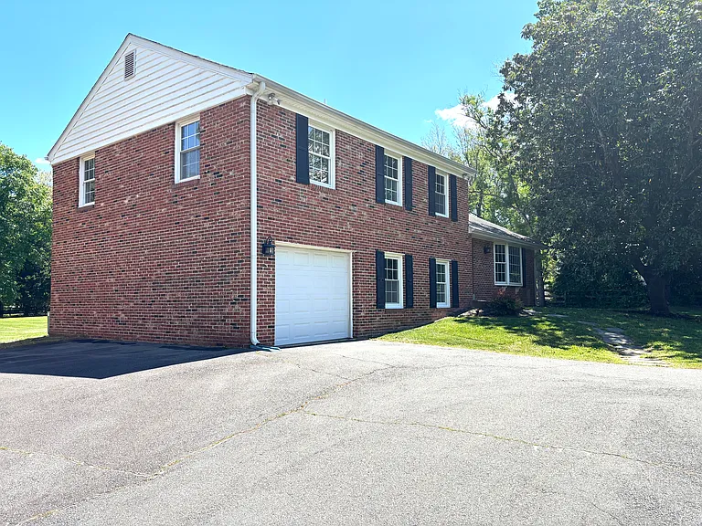 703 Kentland Dr — Photo 2