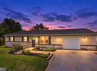 1541 Streamside Dr, Chambersburg, PA 17202