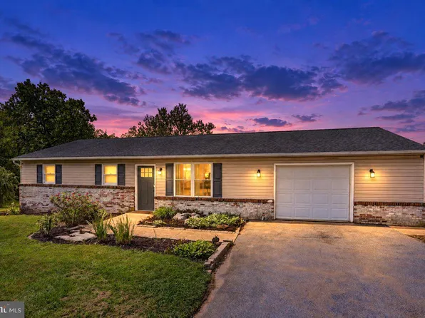 1541 Streamside Dr, Chambersburg, PA 17202
