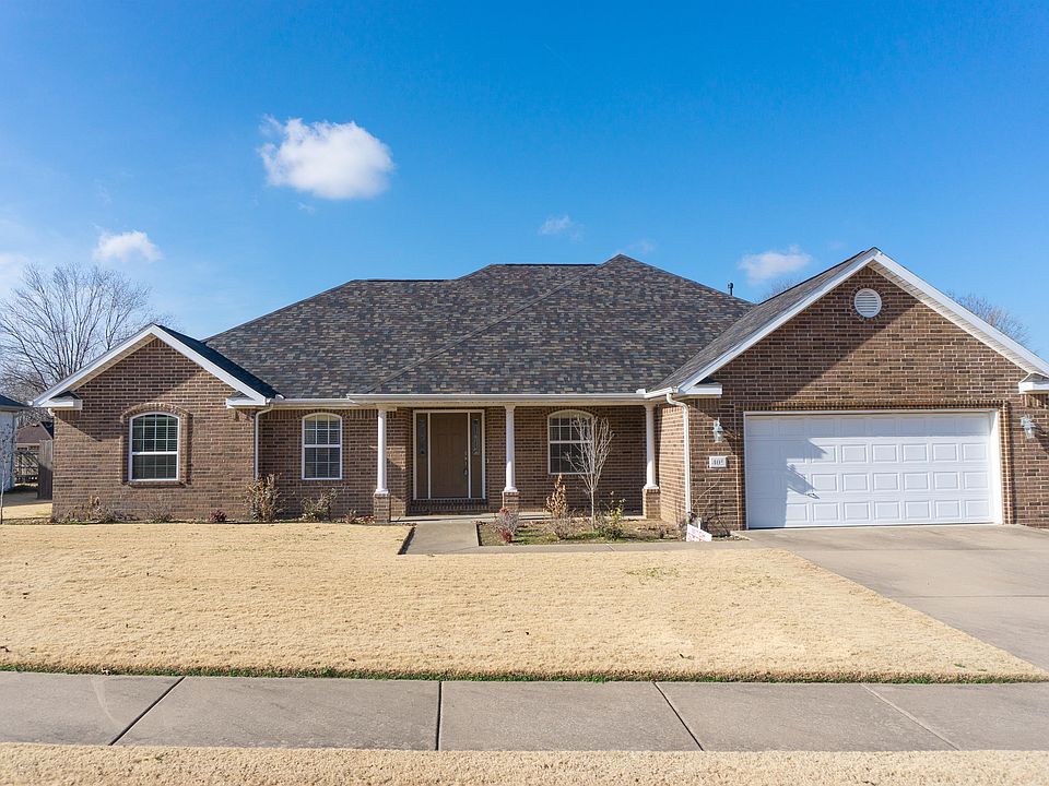 1st image of 405 NW Saddlebrook Dr