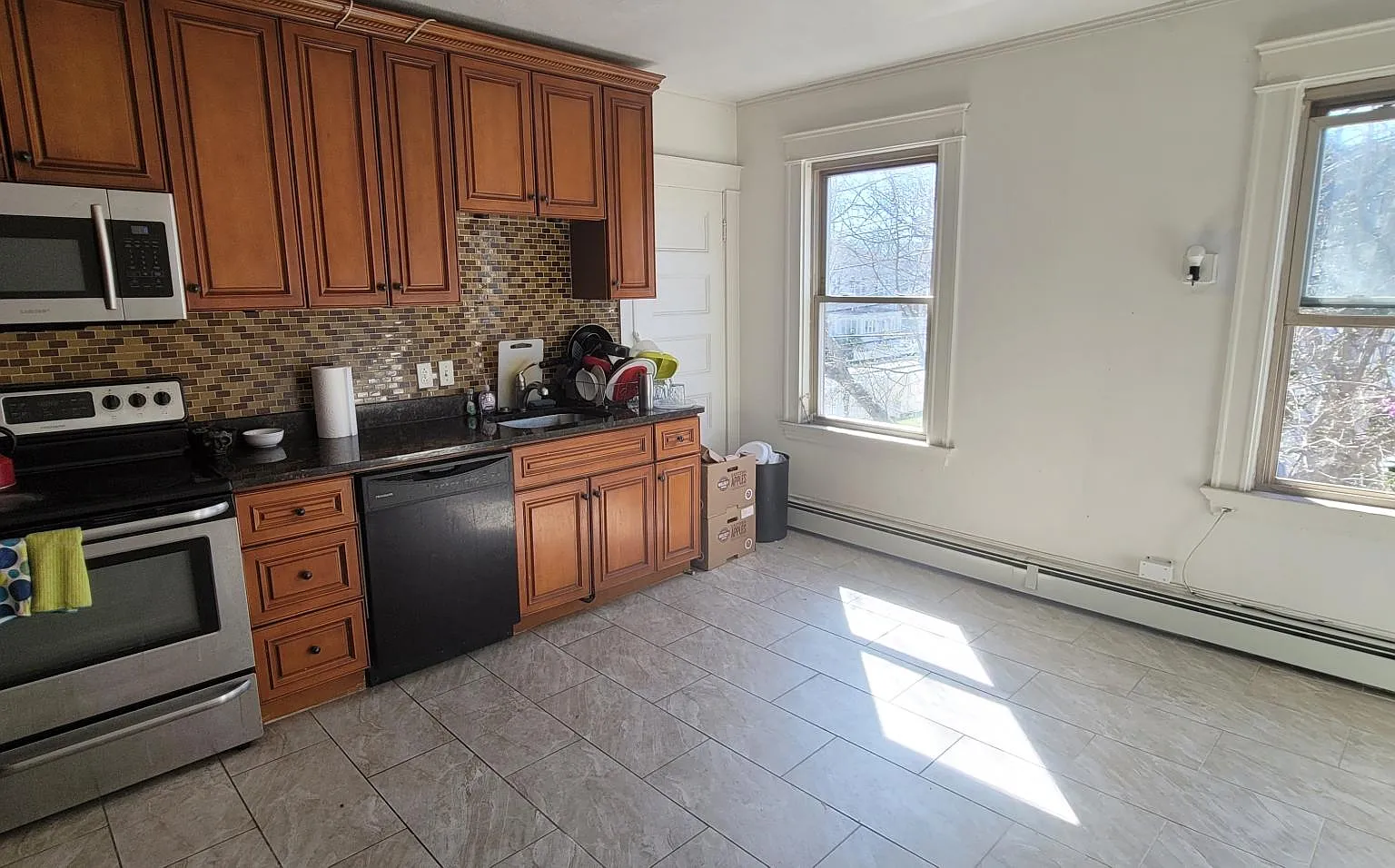 5 bed, 2200 sqft, $3,800 — Photo 3