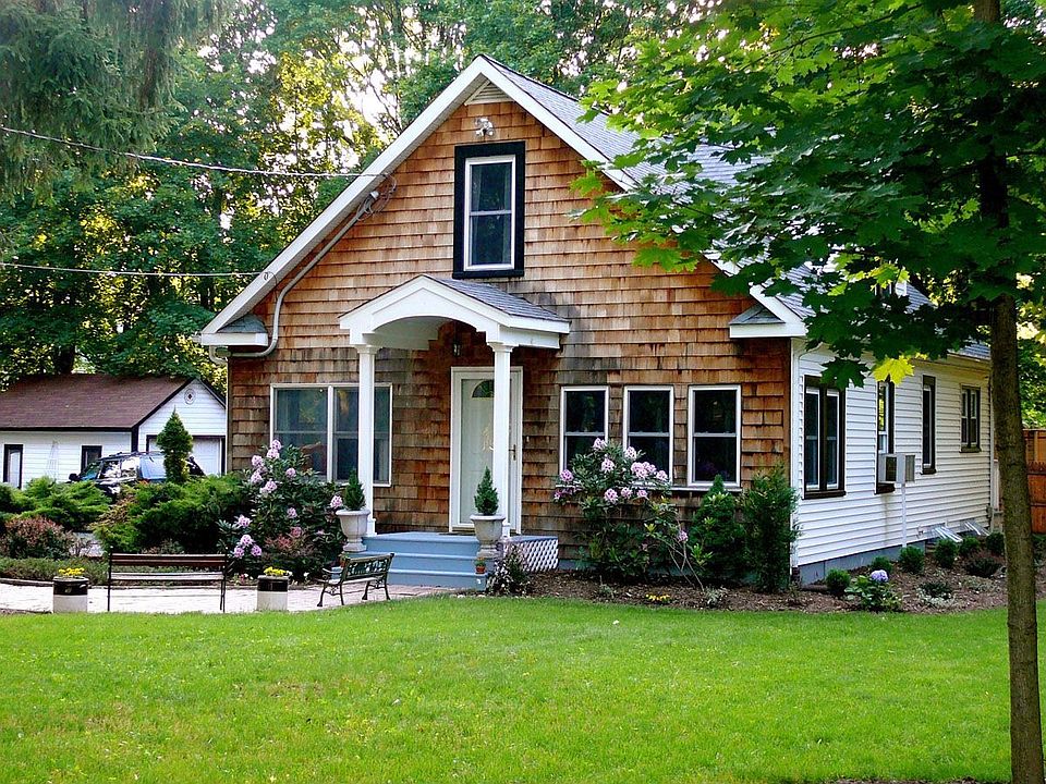 Vinyl sided w/thermopane windows!