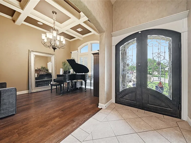 2404 Lancaster Ct — Photo 3