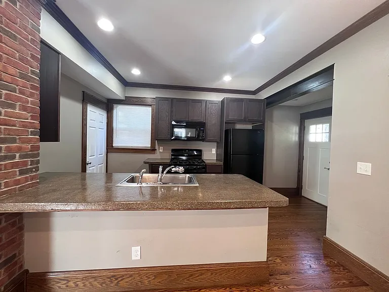 1025 Sherman St SE — Photo 3