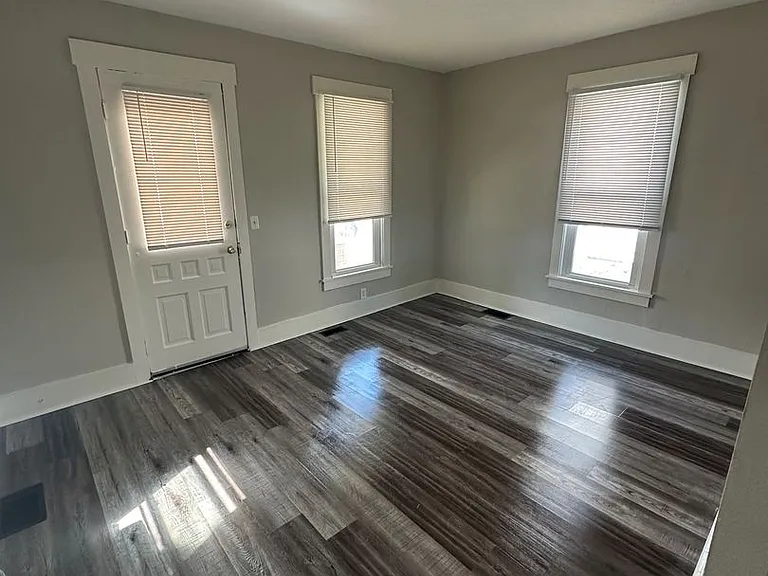918 E Pearl St — Photo 2